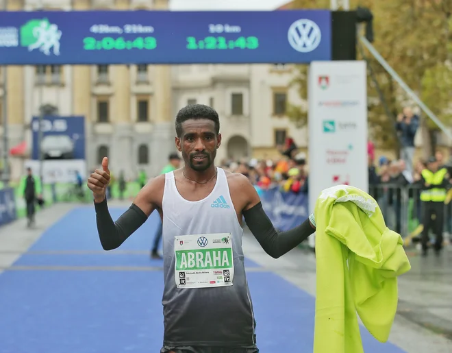 Gebretsadik Abraha je zmagal s časom 2,06:09. FOTO: Jože Suhadolnik
