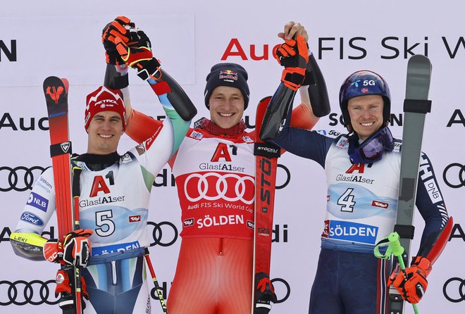 Najboljši trije v Söldnu: zmagovalec Marco Odermatt (na sredini), drugouvrščeni Žan Kranjec (levo) in tretjeuvrščeni Henrik Kristoffersen (desno) FOTO: Lisa Leutner/Reuters
