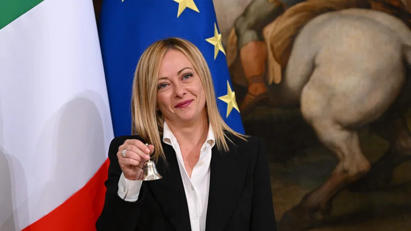 Fotografija: Mario Draghi je podal oblastniški zvonček Giorgii Meloni, ta je pozvonila in Draghi je odšel. FOTO: Andreas Solaro/Afp