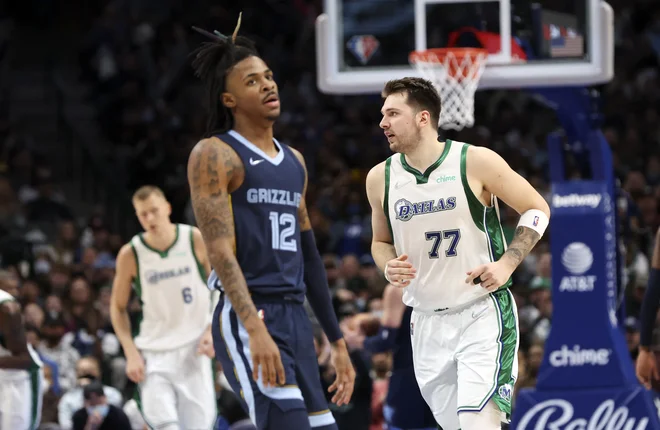 Luka Dončić je na prvih dveh tekmah sezone dosegel v povprečju 33,5 točke, Ja Morant (12) se mu je v Dallasu zgolj čudil. Foto Kevin Jairaj/USA Today Sports
