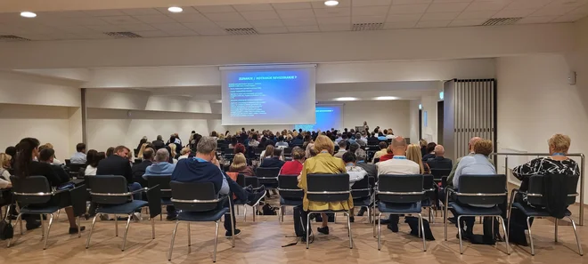 Udeleženci srečanja v Ankaranu so sprejeli izhodišča, nujna za nadgradnjo zdravstvenega sistema, če hočemo ohraniti in zagotoviti delovanje javnega zdravstva. Foto Društvo ekonomistov v zdravstvu
