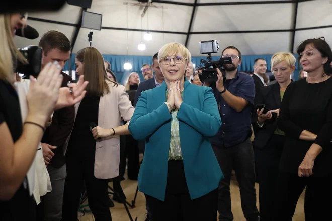 Nataša Pirc Musar, predsedniška kandidatka, ni mogla skriti vzhičenja ob objavi prvih delnih neuradnih rezultatov. FOTO: Leon Vidic
