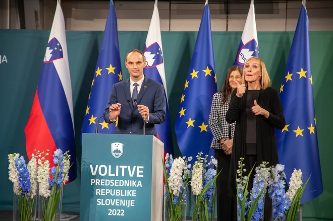 V Logarjev štabu so nazdravili šele po njegovem zadnjem nagovoru v medijskem središču. FOTO: Voranc Vogel/Delo
