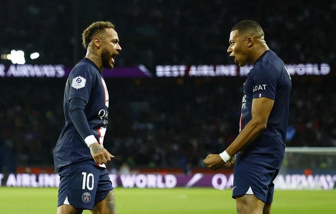 Učenec Kylian Mbappe (desno) je prehitel učitelja Neymarja. Francoz in Brazilec se bosta kopala v denarju. FOTO: Stephane Mahe/Reuters