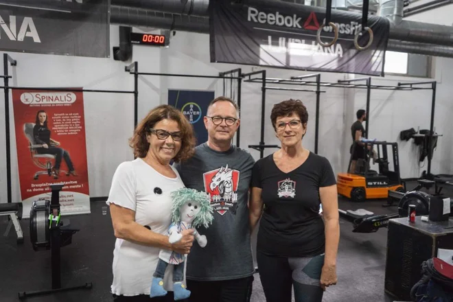 Anita Ogulin (desno), člani so ji zaploskali in zaželeli čimprejšnej okrevanje in vrnitev v CrossFit Ljubljana. FOTO: Crossfit Ljubljana
