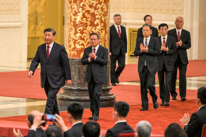 Li Qiang (drugi z leve) je na oder partijskega kongresa prikorakal takoj za vrhovnim kitajskim voditeljem Xijem Jinpingom (prvi z leve). FOTO: Wang Zhao/AFP
