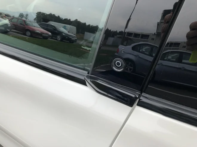 Stikalo za odpiranje vrat namesto kljuke FOTO: Aljaž Vrabec

