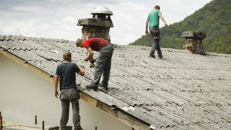 Fotografija: Pokrivanje strehe z azbestnimi salonitkami je bilo nekoč zelo preprosto. Foto Leon Vidic/Delo
