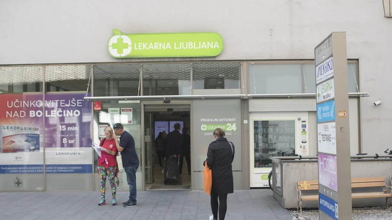 Fotografija: Vrste pred dežurno lekarno so daljše zaradi izdajanja zdravila paxlovid in povečanega števila obiskovalcev, pravijo v Lekarni Ljubljana. FOTO: Jure Eržen/DELO