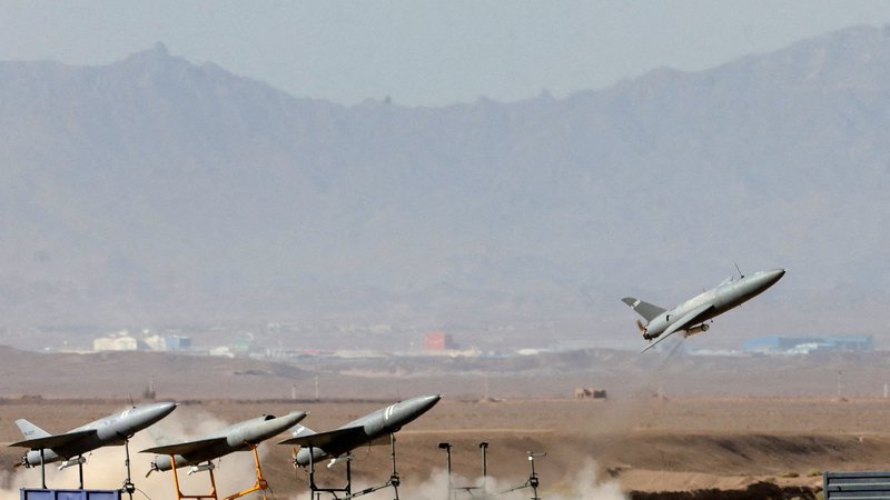 Fotografija: Izraelske rakete naj bi na sirskem vojaškem letališču Dimas, ki ga menda nadzirajo proiranske sile, poleg orožja in razstreliva uničile tudi sestavne dele za iranske drone. FOTO: Wana/Reuters
