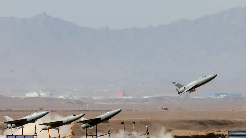 Fotografija: Izraelske rakete naj bi na sirskem vojaškem letališču Dimas, ki ga menda nadzirajo proiranske sile, poleg orožja in razstreliva uničile tudi sestavne dele za iranske drone. FOTO: Wana/Reuters