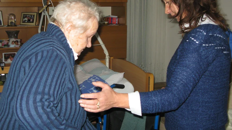 Fotografija: Po besedah ustanovitreljice zavoda Prodomi Tjaše Goljevšček je pomembno, da se pomočnice ne zamenjujejo ves čas, saj se med njimi in uporabniki vzpostavi osebni odnos, tako tudi stvari lažje in varneje potekajo. FOTO: Polona Malovrh/Delo
