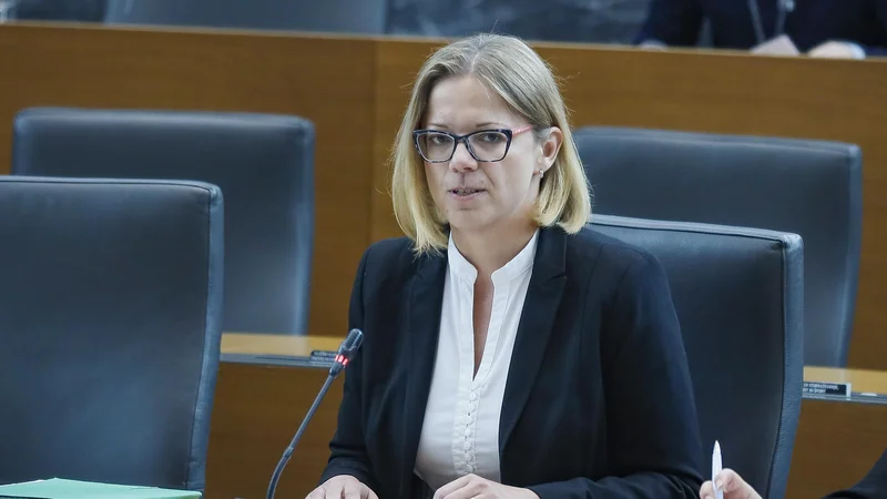 Fotografija: Sanja Ajanović Hovnik meni, da je sistemsko problematično, ko vladne službe, ki bi morale izvrševati strateške usmeritve iz zakona, v bistvu predlagajo zakonske rešitve. FOTO: Jože Suhadolnik/Delo