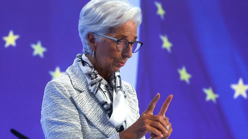 Fotografija: ECB, ki jo vodi Christine Lagarde, bo v četrtek zelo verjetno vnovič krepko zvišala obrestne mere. Foto Kai Pfaffenbach Reuters

