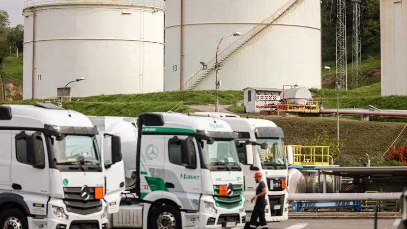 Fotografija: Z več kot 50 cisternami opravijo 50.000 dostav na Petrolove bencinske servise. FOTO: Črt Piksi/Delo