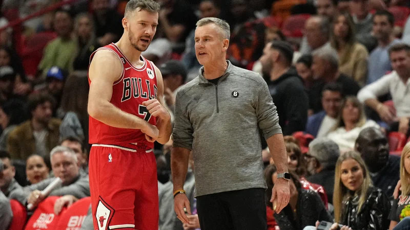 Fotografija: Goran Dragić (med pogovorom s trenerjem Billyjem Donovanom) je k zmagi Chicaga prispeval sedem točk. FOTO: Jim Rassol/Usa Today Sports