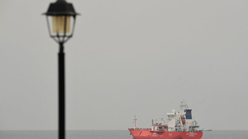 Fotografija: V Evropo prihaja čedalje več utekočinjenega plina. Španija ima veliko infrastrukture za njegov sprejem. Na fotografiji tanker pred pristaniščem v Tarragoni. FOTO: Pau Barrena/AFP
