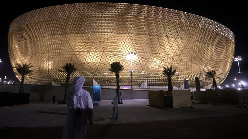 Fotografija: Po navedbah prireditvenega odbora svetovnega prvenstva v nogometu so v zadnjih letih na gradbiščih stadionov v Katarju med delovnim časom umrli trije ljudje. FOTO: Ibraheem Al Omari/Reuters
