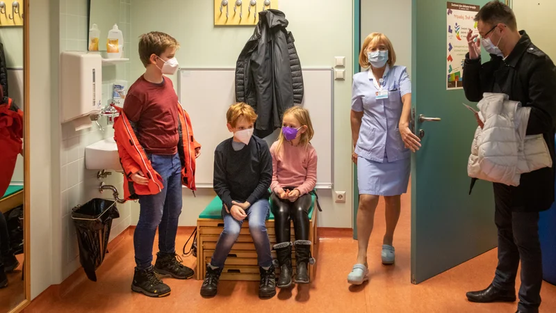 Fotografija: Na NIJZ se zavedajo, da je zaupanje v cepljenje in v zdravstveni sistem tako omajano, da bo pri preventivnih pregledih težko doseči stanje, kakršno je bilo pred epidemijo. FOTO: Voranc Vogel/Delo