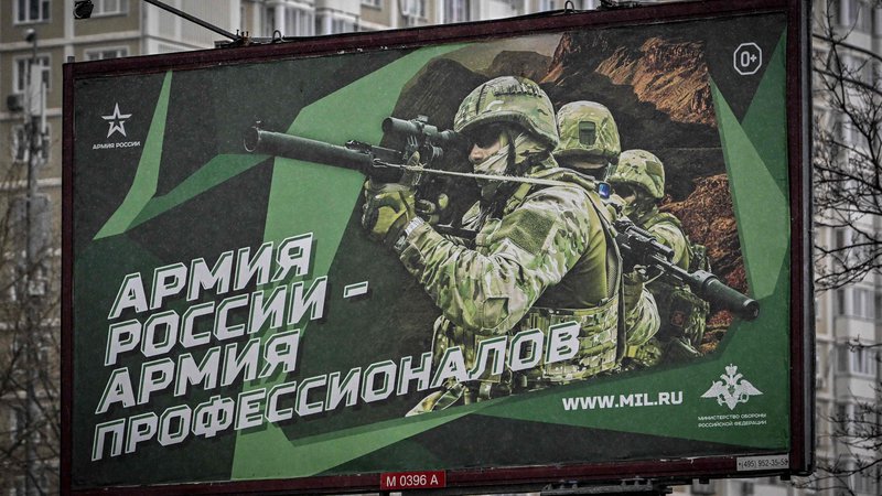 Fotografija: Profesionalna ruska vojska na plakatu

FOTO: Yuri Kadobnov/AFP
