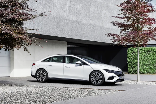 EQE je pravi poklon sodobni eleganci, ki se v svoji značilni obliki, ki spominja na njegovega večjega brata iz serije S, popolnoma podreja aerodinamiki.  FOTO: Mercedes-Benz AG
