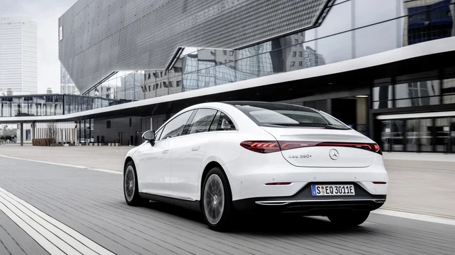 Popolna uigranost inovativne in tehnično dovršene komfortne opreme vam omogoča popolnoma električni užitek pri vožnji na najvišji ravni. FOTO: Mercedes-Benz AG
