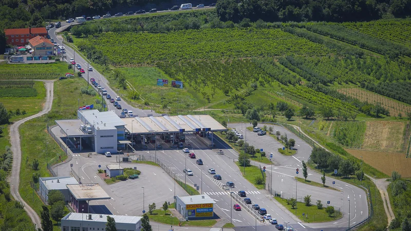 Fotografija: Po vstopu Hrvaške v schengensko območje ima Slovenija možnost, da suspendira schengenski režim na južni meji. Foto Jože Suhadolnik