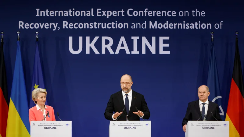 Fotografija: Nemški kancler Olaf Scholz, ukrajinski premier Denis Šmigal in predsednica evropske komisije Ursula von der Leyen na konferenci o povojni obnovi Ukrajine v Berlinu. FOTO: Michele Tantussi/Reuters
