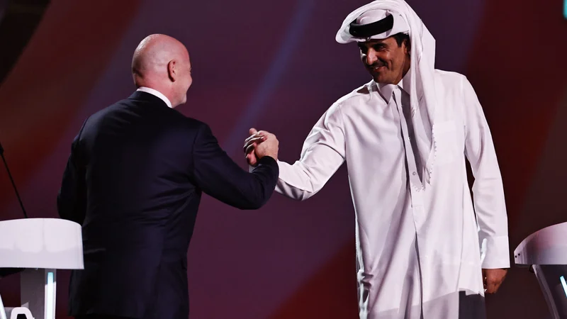 Predsednik Fife Gianni Infantino in katarski emir Tamim bin Hamad al-Thani FOTO: Hamad I Mohammed/Reuters