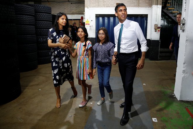 Rishi Sunak in Akshata Murty, ki imata hčerki, 11-letno Anoushko in 9-letno Krishno, sta se spoznala med podiplomskim študijem v ZDA. Foto Peter Nicholls/Reuters
