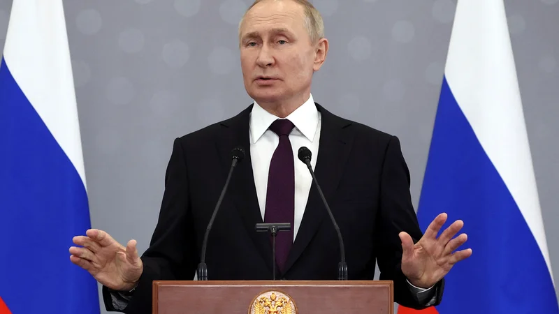Fotografija: »Upam, da tudi Vladimir Vladimirovič Putin to spremlja in začenja razumeti, da se orožje, ki ga je želel uporabiti proti nam, obrača proti njemu,« pa je dejal predsedujoči zasedanju, češki minister za industrijo Jozef Síkela. FOTO: Sputnik via Reuters