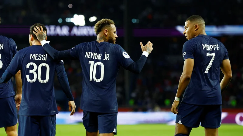 Fotografija: Kar sedem golov je dosegel Paris Saint Germain, Kylian Mbappe Lionel Messi sta zabila po dva, Neymar enega. FOTO: Stephane Mahe/Reuters