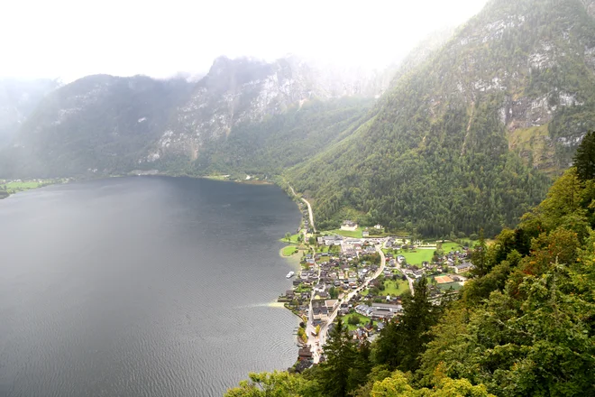 Med goro in jezero ugnezdeno slikovito mestece Hallstatt z manj kot 800 prebivalci&nbsp;FOTO: Milan Ilić

