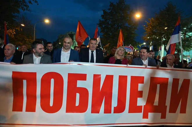 Vodja SNSD Milorad Dodik je na zborovanju v Banjaluki poudaril, da so oblasti pokazale, da Republiko Srbsko vodijo na pravi način, ker ne dovolijo, da bi zaradi različnih pritiskov izgubili pridobljene pravice. FOTO: Elvis Barukcic/AFP
