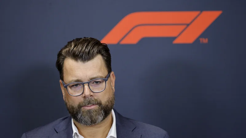 Fotografija: Oliver Hoffmann med avgustovsko novinarsko konferenco pred dirko v Spa-Francorchampsu. FOTO: Johanna Geron/Reuters