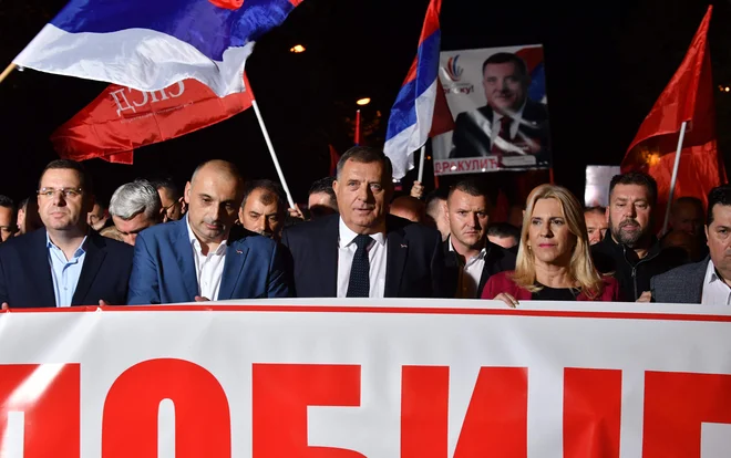 Vodja bosanskih Srbov Milorad Dodik, socialdemokrat in samooklicani levičar, ki uživa podporo evropskih desničarjev in Vladimirja Putina, je v protest proti ponovnemu štetju volilnih glasov na ulice pripeljal svoje podpornike. Foto Elvis Barukcic Afp
