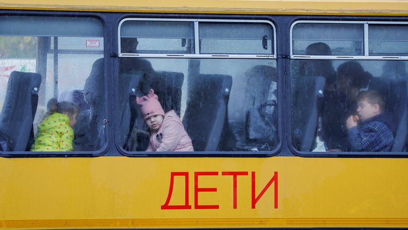Fotografija: Vodja proruske administracije v Hersonu Volodimir Soldo je evakuacijo oziroma deportacijo pred dnevi označil za »organizirano postopno razseljevanje«, njegov podrejeni uradnik Kiril Stremusov pa je dodal, da so civilisti privolili v preselitev. FOTO: Alexander Ermochenko/Reuters
