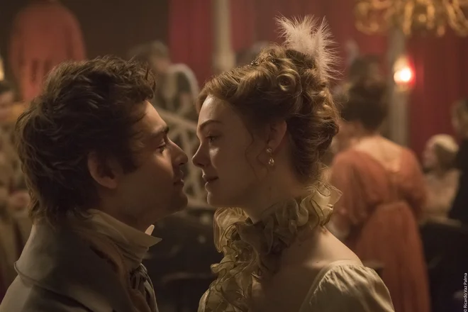 Prizor iz filma Mary Shelley režiserke Haife al Mansur. Percy Bysshe Shelley in Mary Godwin Wollstonecraft (Douglas Booth in Elle Fanning) FOTO: promocijsko gradivo
