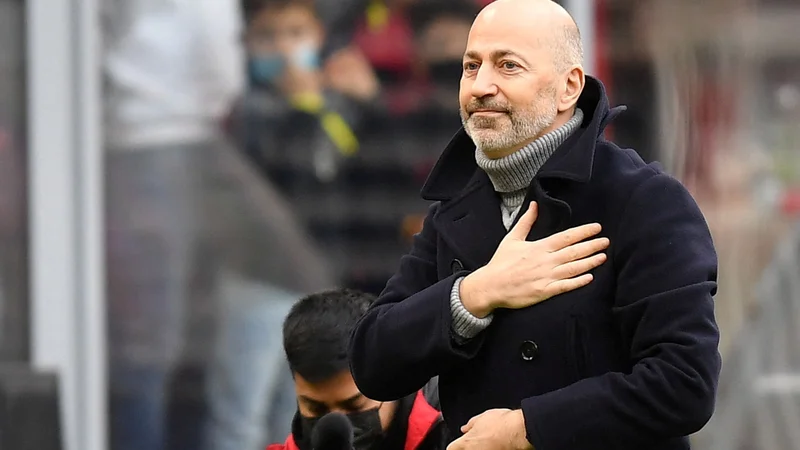 Fotografija: Ivan Gazidis, ki je sicer dolga leta deloval pri londonskem Arsenalu, pozdravlja navijače na San Siru. FOTO: Daniele Mascolo/Reuters