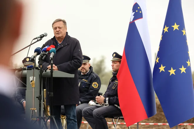 Na slovesnosti je ljubljanski župan Zoran Jankovič povedal, da bodo stavbo na Povšetovi prenovili in namenili onkološkemu inštitutu. FOTO: Črt Piksi/Delo
