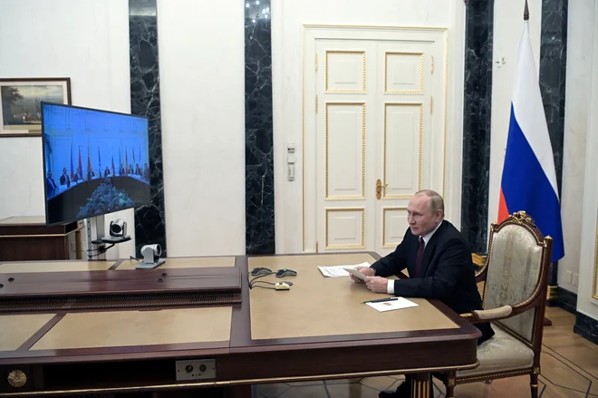 Ruska kampanja poteka od predsednika Putina do državnih medijev in sivega območja spletnih portalov.FOTO: Sputnik/Reuters