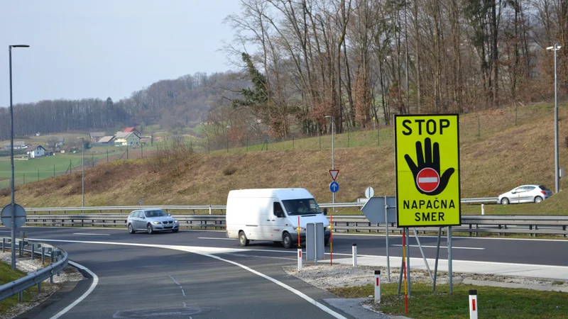 Fotografija: Vožnja po avtocesti v napačno smer je izredno tvegano početje FOTO: arhiv Dela