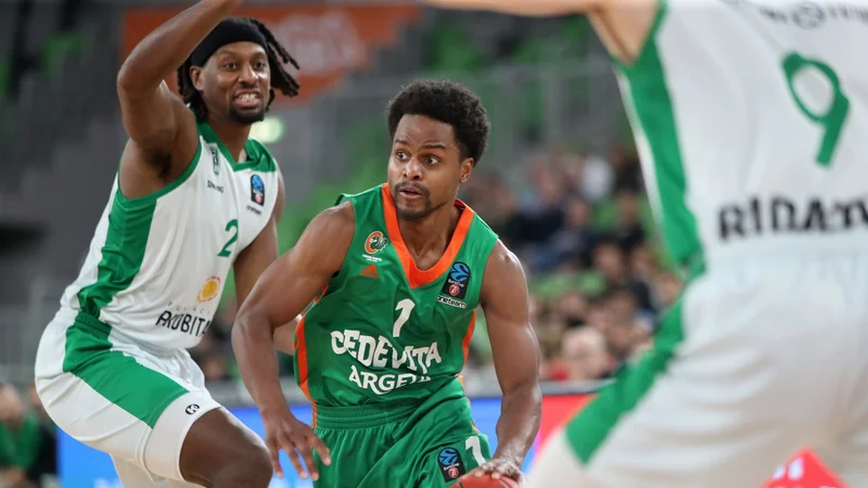 Fotografija: Stožiški dirigent Yogi Ferrell je dosegel 20 točk, vendar ni poskrbel za usklajenost in sodelovanje celotnega moštva. Levo Jarrod Jones. FOTO: Cedevita Olimpija
