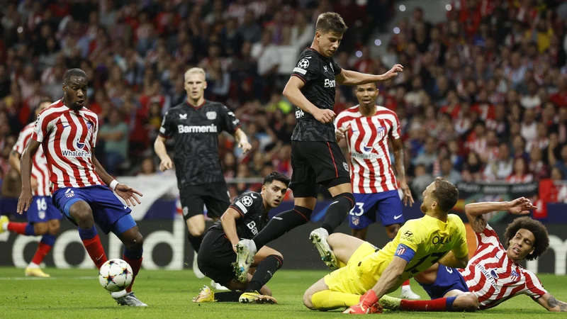 Fotografija: Jan Oblak je prejel dva gola in ne bo branil v osmini finala. FOTO: Susana Vera/Reuters