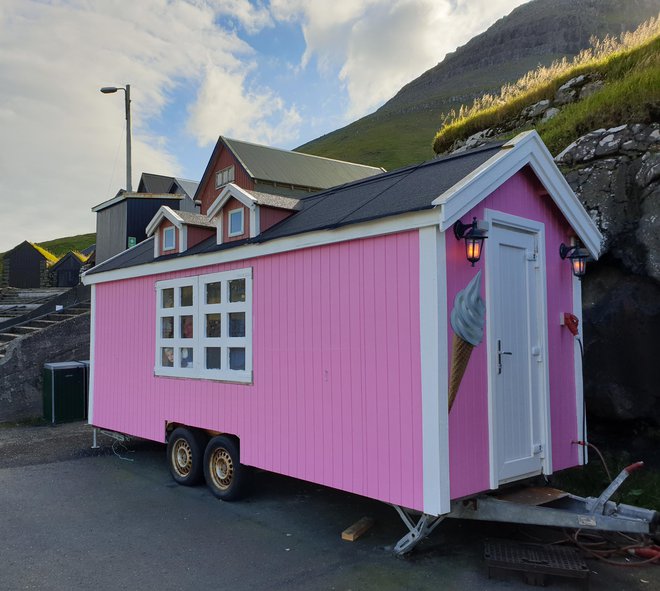 Sladoledna hišica, rožnata kot Pink Panter, je poslednja stvar, ki se blešči na tem oddaljenem otoku. FOTO: Lev Furlan Nosan
