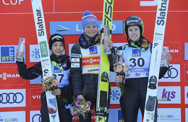 Maren Lundby (na sredini, ob njej levo Sara Takanaši in desno Urša Bogataj) se že zelo veseli vrnitve v skakalno karavano. FOTO: Jože Suhadolnik/Delo
