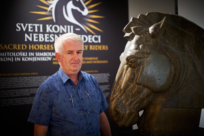 Avtor razstave Marko Frelih je z zmajev presedlal na konje in se posvetil njihovi simboliki. FOTO:Tomo Jeseničnik
