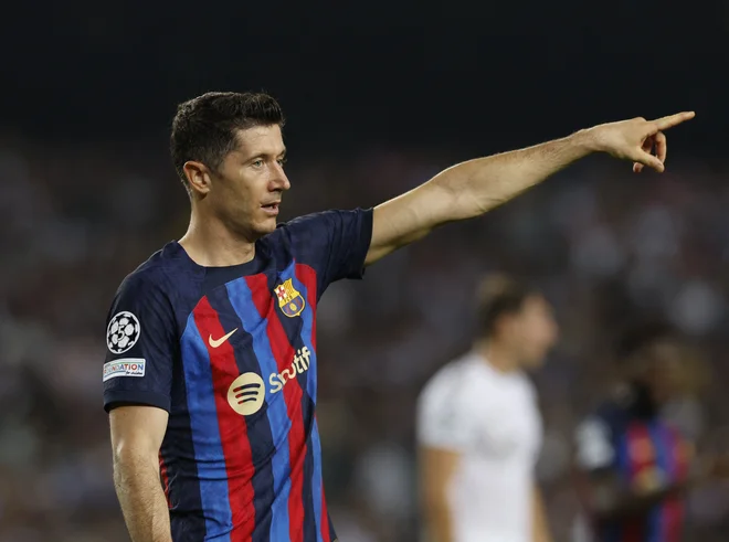 Poljski as, ki je vrsto let zabijal gole za Bayern, je zdaj pri Barceloni doživel razočaranje.&nbsp;FOTO:&nbsp;Albert Gea/Reuters
