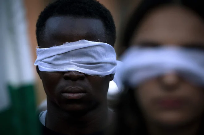 V Rimu so potekale demonstracije proti memorandumu o soglasju med Italijo in Libijo. Humanitarne skupine, med njimi organizacija Save the Children in Amnesty International, so pozvale Italijo, naj opusti sporni dogovor z Libijo, ki ga podpira EU, da bi ustavila prečkanje ladij z migranti v Evropo. V skladu s sporazumom iz leta 2017 Italija in EU pomagata financirati, usposabljati in opremljati libijsko obalno stražo, ki prestreza migrante v Sredozemskem morju in jih prisilno vrača v državo, v kateri vladajo spopadi. Foto: Tiziana Fabi/Afp