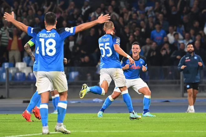 Neapeljski nogometaši so porušili rekord, bodo na koncu sezone vendarle po 33 letih le ponovno slavili tudi v serie A? FOTO: Andreas Solaro/AFP